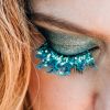 Seus olhos vão brilhar ainda mais no Carnaval com os cílios de glitter da Sassaricando. A marca oferece opções em 12 cores diferentes, incluindo azul claro, dourado e lilás, por R$ 39