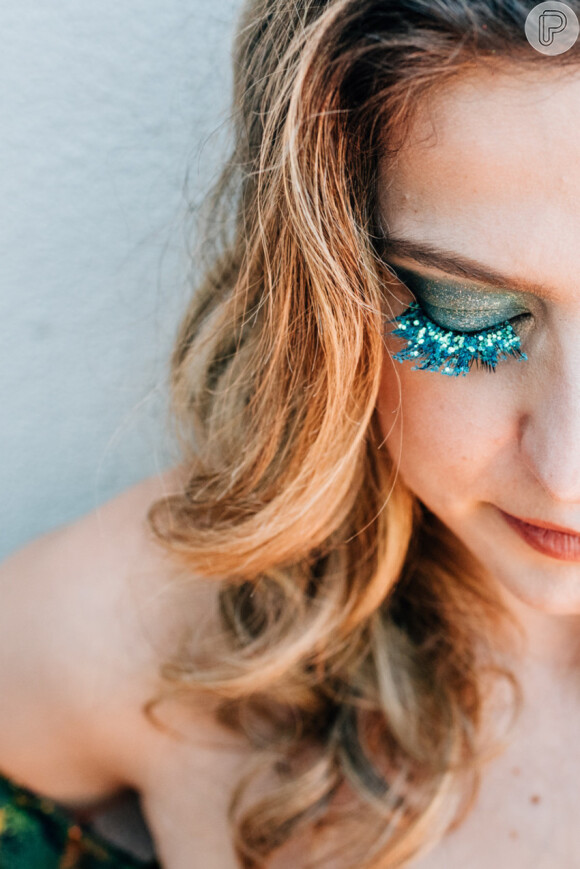 Seus olhos vão brilhar ainda mais no Carnaval com os cílios de glitter da Sassaricando. A marca oferece opções em 12 cores diferentes, incluindo azul claro, dourado e lilás, por R$ 39