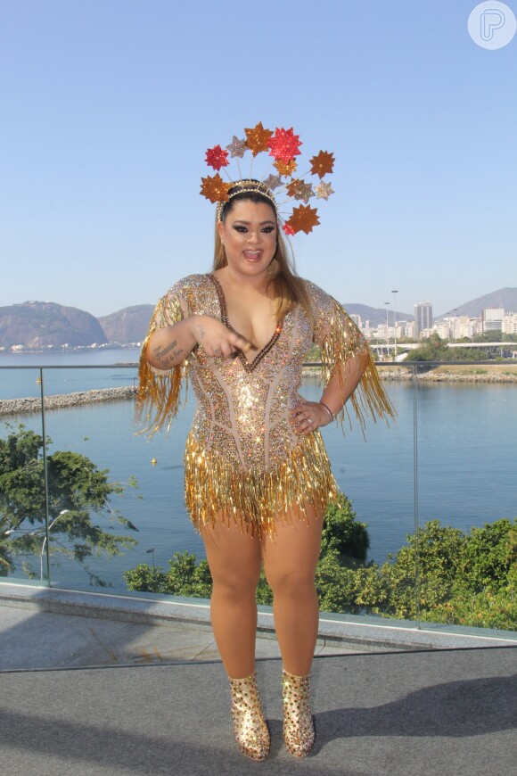 A cantora Preta Gil usou um adereço de cabeça com estrelas para comandar o Bloco da Preta, no Centro do Rio de Janeiro, em 2017