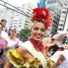 Vestida de Carmen Miranda, Isis Valverde usou um adereço de cabeça vermelho no Bloco da Favorita, no Rio de Janeiro, em 2017