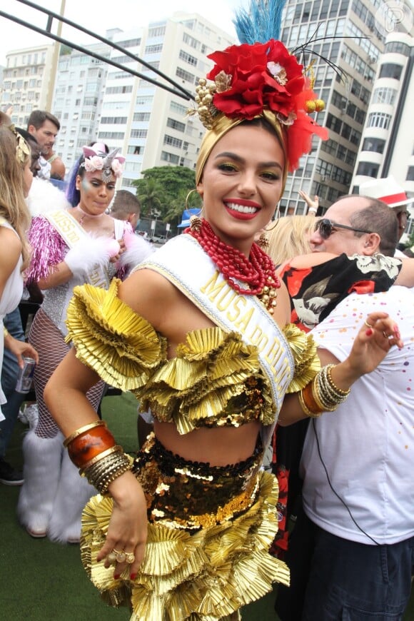 Vestida de Carmen Miranda, Isis Valverde usou um adereço de cabeça vermelho no Bloco da Favorita, no Rio de Janeiro, em 2017