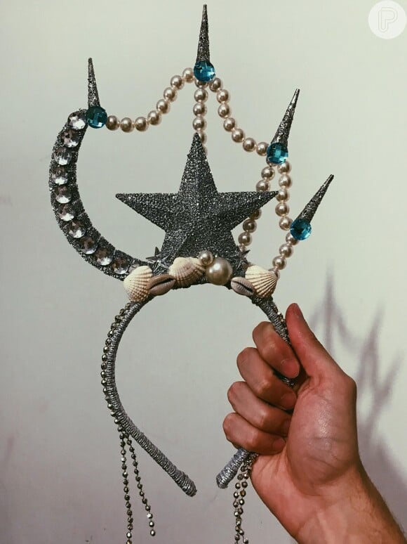 Diretamente do fundo do mar para a cabeça das sereias: a tiara Estrela do Oceano é uma das opções oferecidas pela marca Dyonisias, estreante no Carnaval, e custa R$ 60