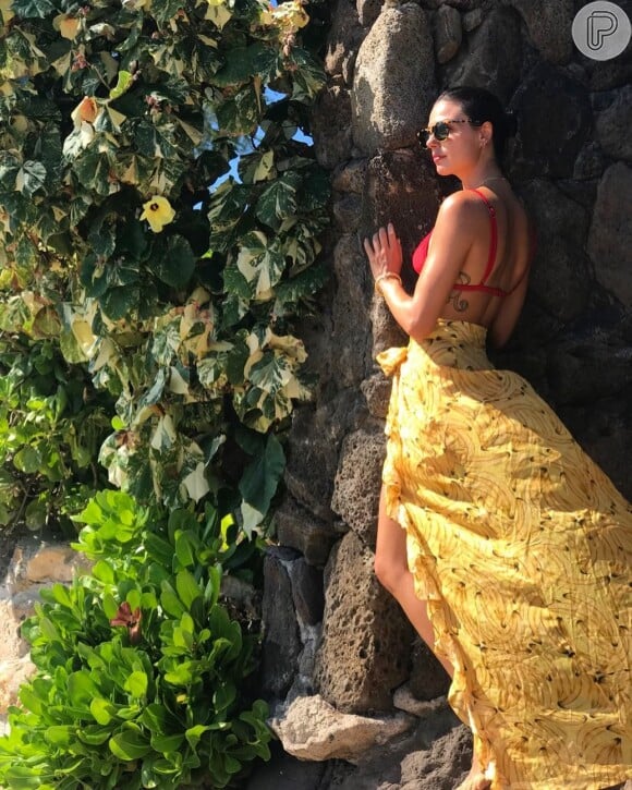 Isis Valverde tem apostado em looks coloridos na viagem ao Havaí