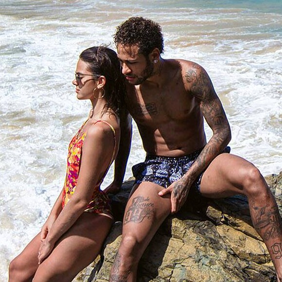 Neymar posta foto de mãos dadas com Bruna Marquezine e exibe tatuagem igual a da namorada