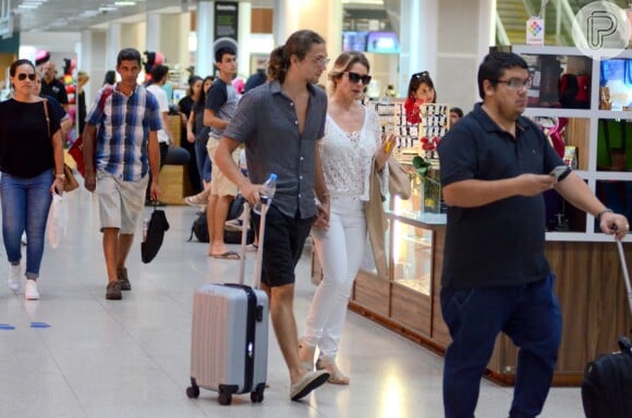 Leticia Spiller foi acompanhada de Pablo Vares ao aeroporto Santos Dumont, no Rio de Janeiro, nesta quarta-feira, 17 de janeiro 2018