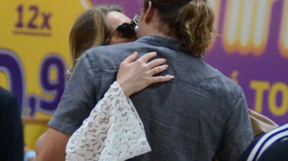 Leticia Spiller e namorado, Pablo Vares, se despedem em aeroporto com beijos