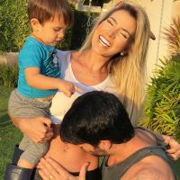 Adriana Sant'Anna chora ao apresentar filho à irmã: 'Momento mais esperado'