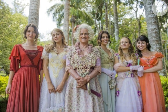 Vera Holtz ao lado de suas filhas na novela 'Orgulho e Paixão', Nathalia Dill, Pâmela Tomé, Anajú Dorgion, Bruna Griphão e Chandelly Braz