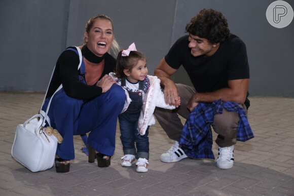 Maria, filha de Deborah Secco e Hugo Moura, 'treinou' com a mãe em esteira ergométrica