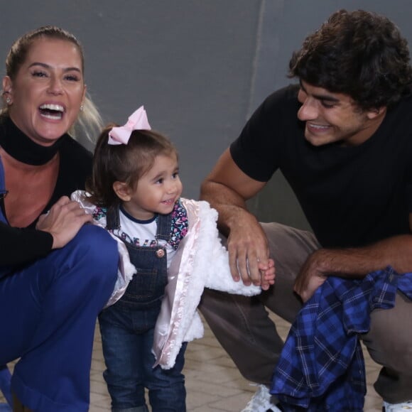 Maria, filha de Deborah Secco e Hugo Moura, 'treinou' com a mãe em esteira ergométrica