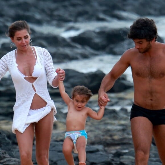 Deborah Secco e Hugo Moura voltaram de recente viagem por Fernando de Noronha com a filha, Maria, de 2 anos