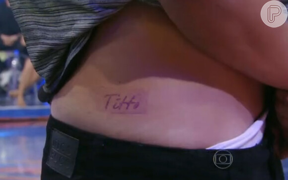 O tatuador Rodrigo Sanches faz um teste antes de tatuar o ator
