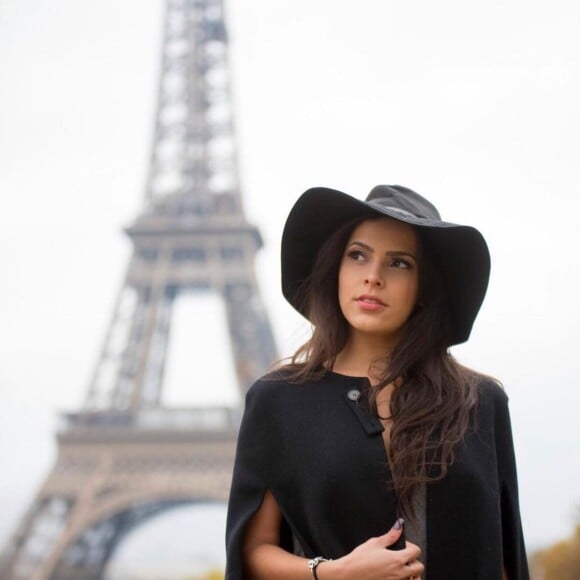 Durante a viagem a Paris, Emilly compartilhou fotos cheias de estilo