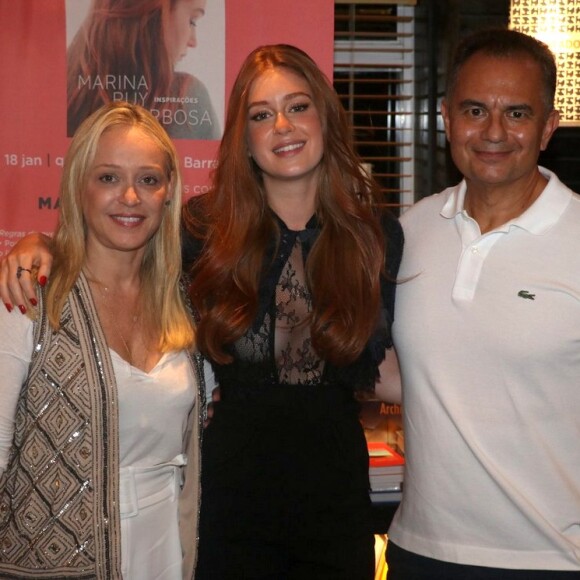 Marina Ruy Barbosa posou com os pais, Gioconda e Paulo, no lançamento de 'Inspirações'