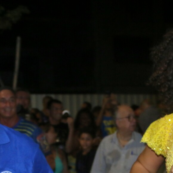Miguel Falabella e Juliana Alves, rainha de bateria da Unidos da Tijuca, se encontraram em ensaio da azul e amarela