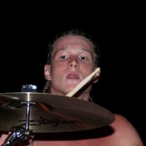 Pedro caçula de Marcello Novaes com Leticia Spiller é baterista da banda Fuze