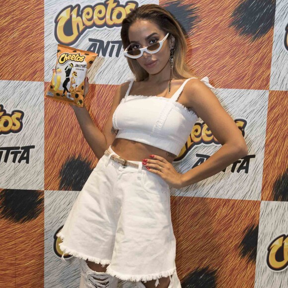 'Não significa que a minha carreira vai parar. Vou continuar dando meus passos também no internacional, como o produto no clipe 'Machika', com J Blavin', continuou Anitta