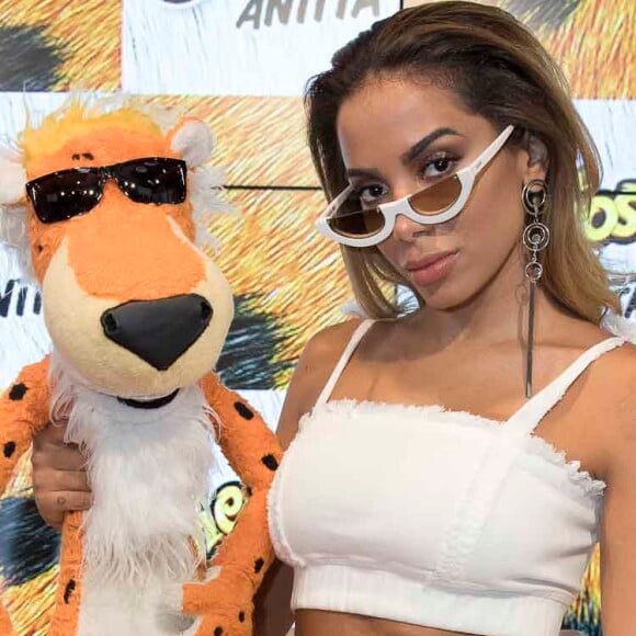 'Empalha o saquinho, vamos lá, tem data. Eu já vou fazer isso, pelo amor de Deus', brincou Anitta