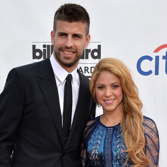 O casal aquariano formado pela cantora Shakira e o jogador de futebol Piqué compartilha da mesma data de nascimento, que é 02 de fevereiro. Porém, Shakira nasceu em Barranquilla, na Colômbia, no ano de 1977. Já Piqué nasceu no ano de 1987 em Barcelona, na Espanha 