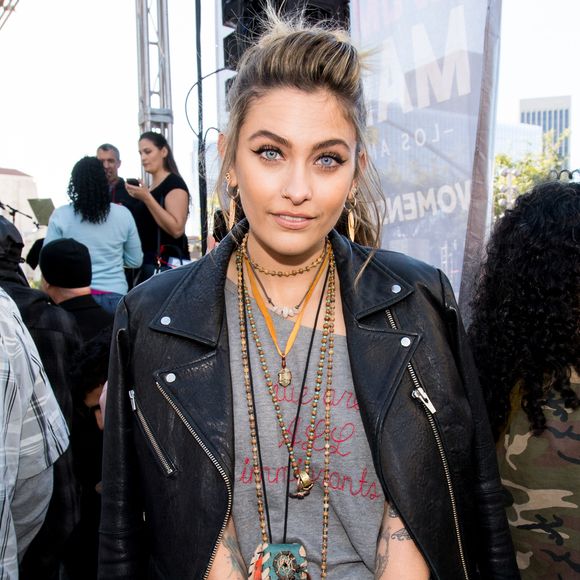 Filha de Michael Jackson, Paris Jackson participou da marcha pelas mulheres em Los Angeles