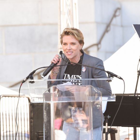 'Avançar significa que minha filha vai crescer em um mundo onde ela não precisa se tornar uma vítima do que se tornou a norma social', disse Scarlett Johansson