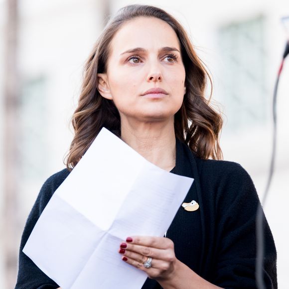 Natalie Portman participou da marcha pelas mulheres em Los Angeles e revelou que sofreu 'terrorismo sexual' aos 13 anos