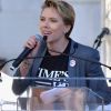 Scarlett Johansson participou da marcha pelas mulheres em Los Angeles e pediu mudanças de comportamento