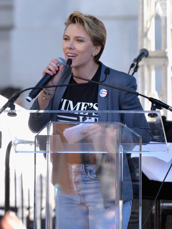 Scarlett Johansson participou da marcha pelas mulheres em Los Angeles e pediu mudanças de comportamento