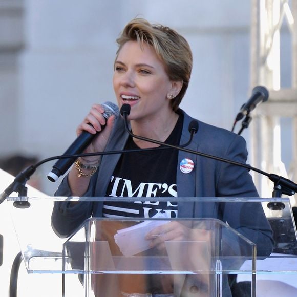 Scarlett Johansson participou da marcha pelas mulheres em Los Angeles e pediu mudanças de comportamento