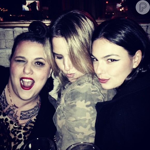 Isis Valverde se diverte com amigas em São Paulo e posta foto no Instagram: 'Beijo no ombro' (2 de junho de 2014)