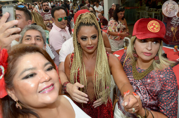 Viviane Araújo foi cercada por fãs ao chegar ao local