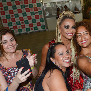 Viviane Araújo também tirou fotos com fãs