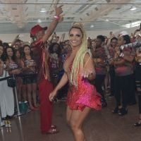 Viviane Araújo, loira e com tranças nagô, se reúne com musas do Carnaval em SP