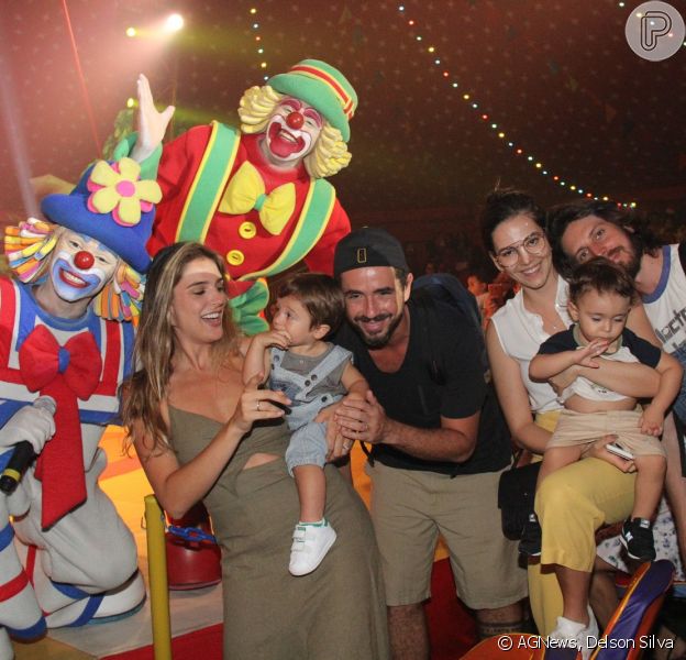 Rafa Brites e Tainá Müller levaram os respectivos filhos Rocco e Martin ao circo neste domingo, 21 de janeiro de 2018
