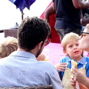 Regiane Alves se divertiu com os filhos, João Gabriel, de 3 anos, e Antonio, de 2