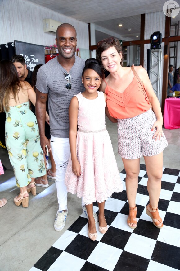 Rafael Zulu e Regiane Alves posaram com a filha do ator, Luiza, em seu aniversário de 11 anos