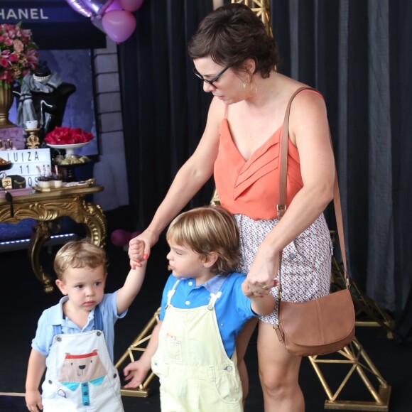 Regiane Alves levou os filhos, João Gabriel, de 3 anos, e Antonio, de 2