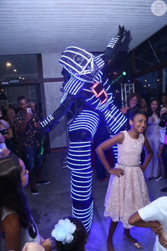 Luiza, filha de Rafael Zulu, se divertiu em sua festa de 11 anos