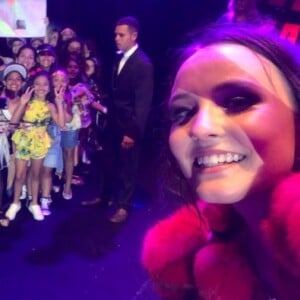 Larissa Manoela foi tietada por fãs após show em Aracaju