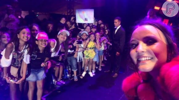 Larissa Manoela foi tietada por fãs após show em Aracaju