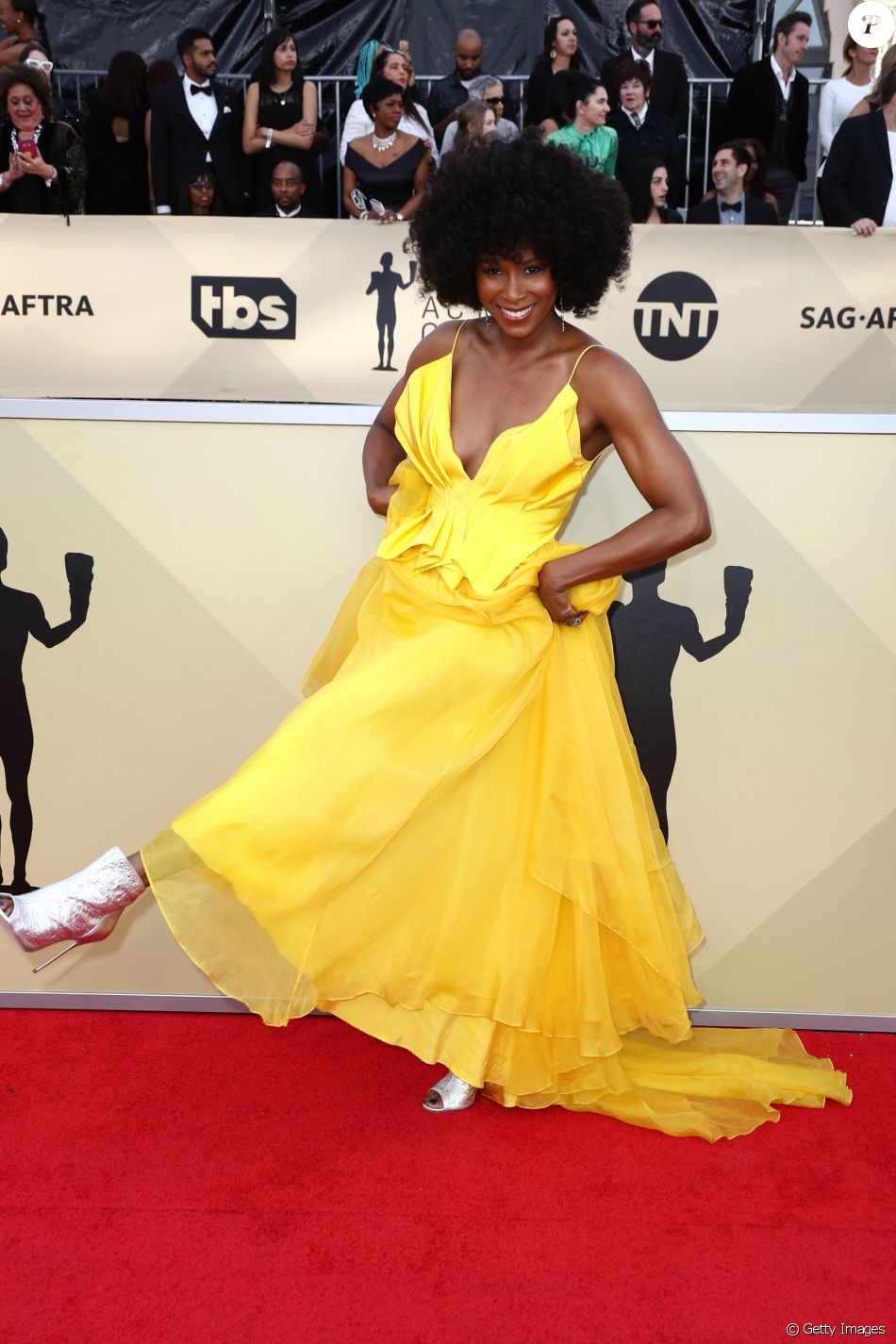 Sydelle Noel combinou o vestido amarelo com botinha prata na 24ª edição