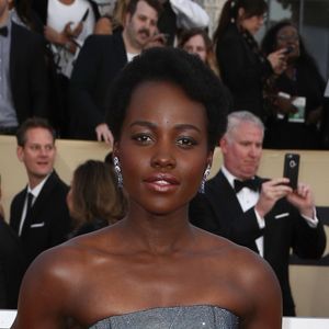 Lupita Nyong'o brilhou com um vestido Ralph & Russo na 24ª edição do SAG Awards, realizada no Shrine Auditorium, em Los Angeles, na Califórnia, neste domingo, 21 de janeiro de 2018