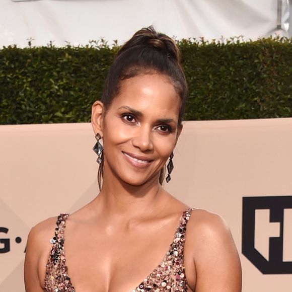 Halle Berry apostou em um vestido Pamella Roland para a 24ª edição do SAG Awards, realizada no Shrine Auditorium, em Los Angeles, na Califórnia, neste domingo, 21 de janeiro de 2018
