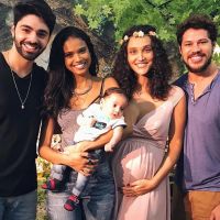 Aline Dias paparica Débora Nascimento em chá de bebê da atriz: 'Família linda'