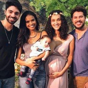 Aline Dias paparicou Débora Nascimento no chá de bebê da atriz, no domingo, 21 de janeiro de 2018