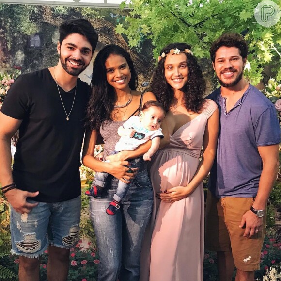 Aline Dias paparicou Débora Nascimento no chá de bebê da atriz, no domingo, 21 de janeiro de 2018