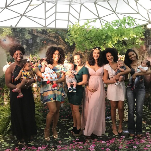 Débora Nascimento posou com Adriana Alves, Juliana Alves, Maíra Charken, Sheron Menezzes e Aline Dias no chá de bebê da filha, Bella