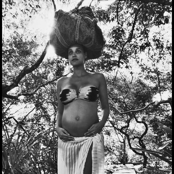 Débora Nascimento tem compartilhado fotos da gravidez no Instagram