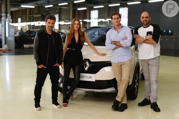 Marina Ruy Barbosa gravou uma nova propaganda com Bruno Gagliasso na fábrica da Renault