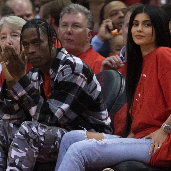 Kylie Jenner estaria à espera do primeiro filho com Travis Scott. Porém, o rapper teria terminado ao descobrir a gravidez